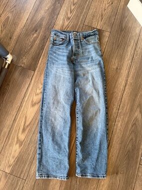 Levi’s rib cage straight ankle size 26 jeans